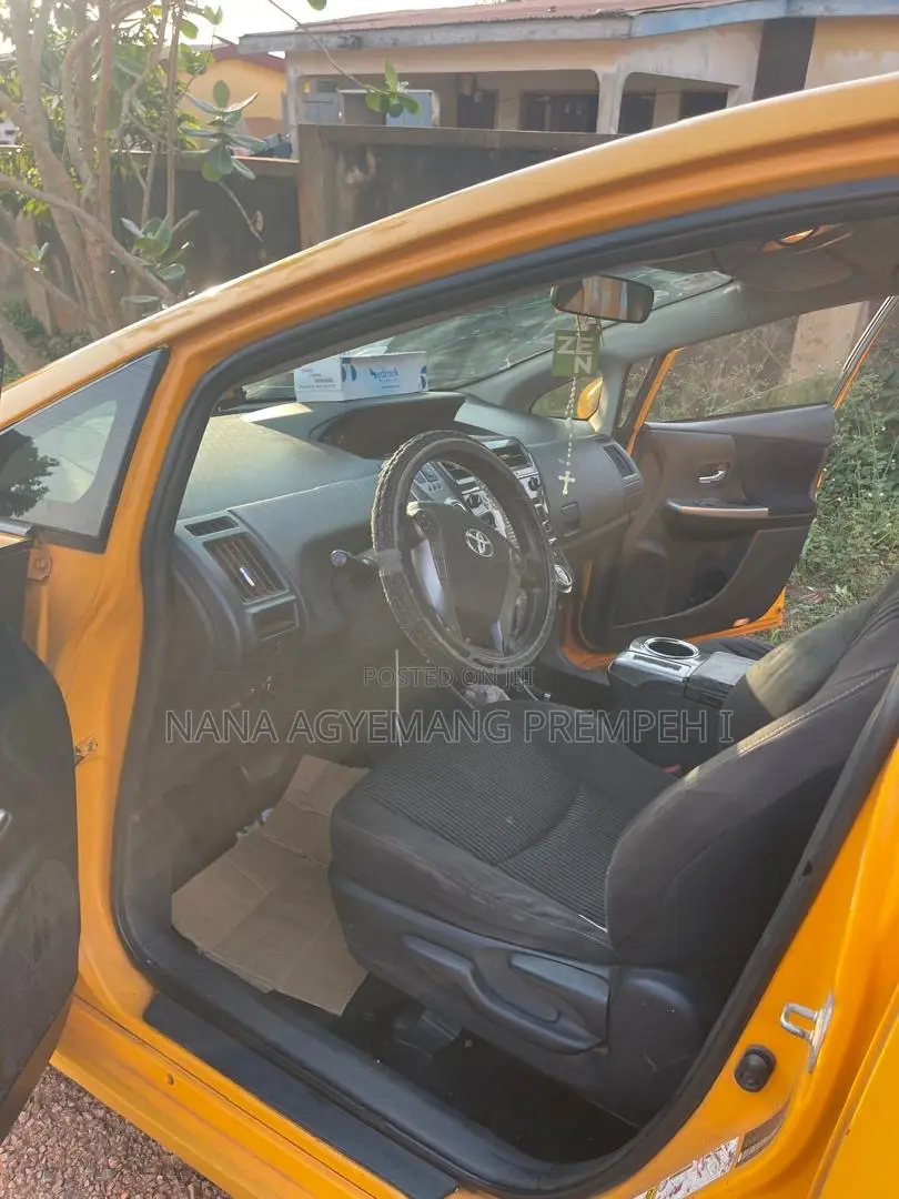 Toyota Prius 4dr Hatchback (1.8L 4cyl gas/electric hybrid CVT) 2016
