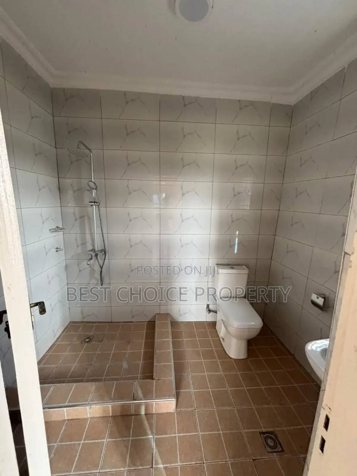 2bdrm Apartment in School Junction, Ashaley Botwe for rent