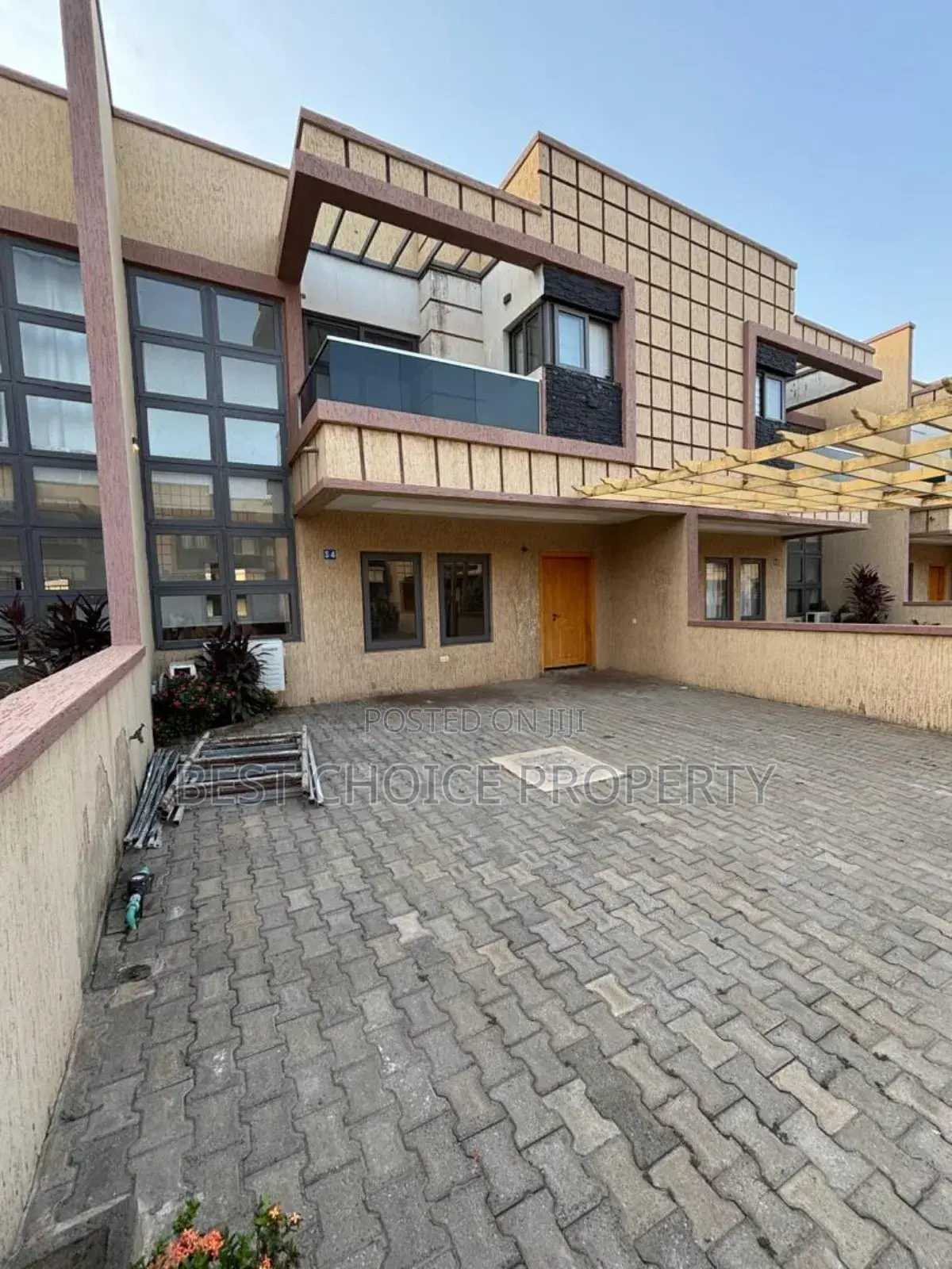 4bdrm Apartment in School Junction, Ashaley Botwe for rent