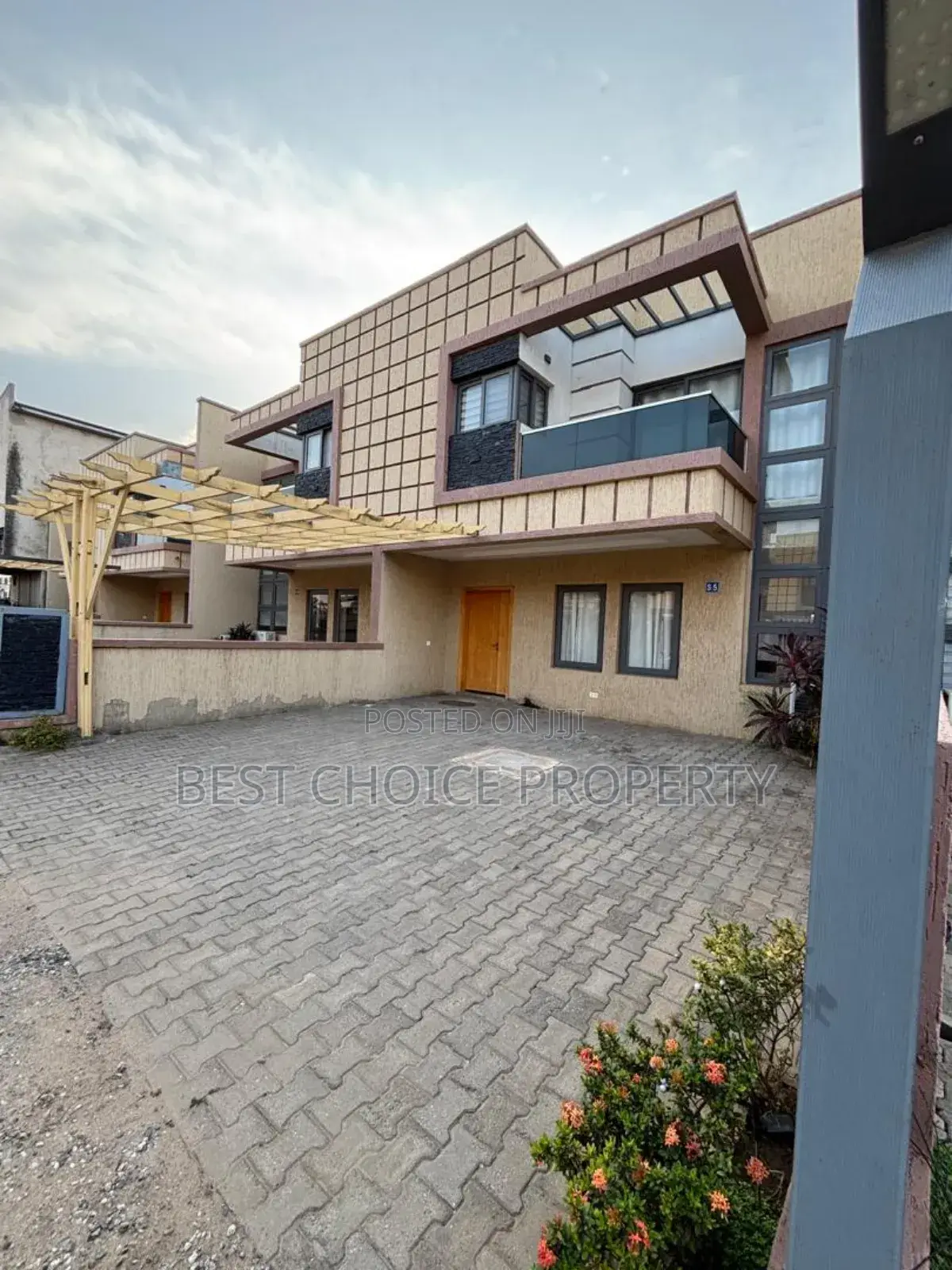 4bdrm Apartment in School Junction, Ashaley Botwe for rent