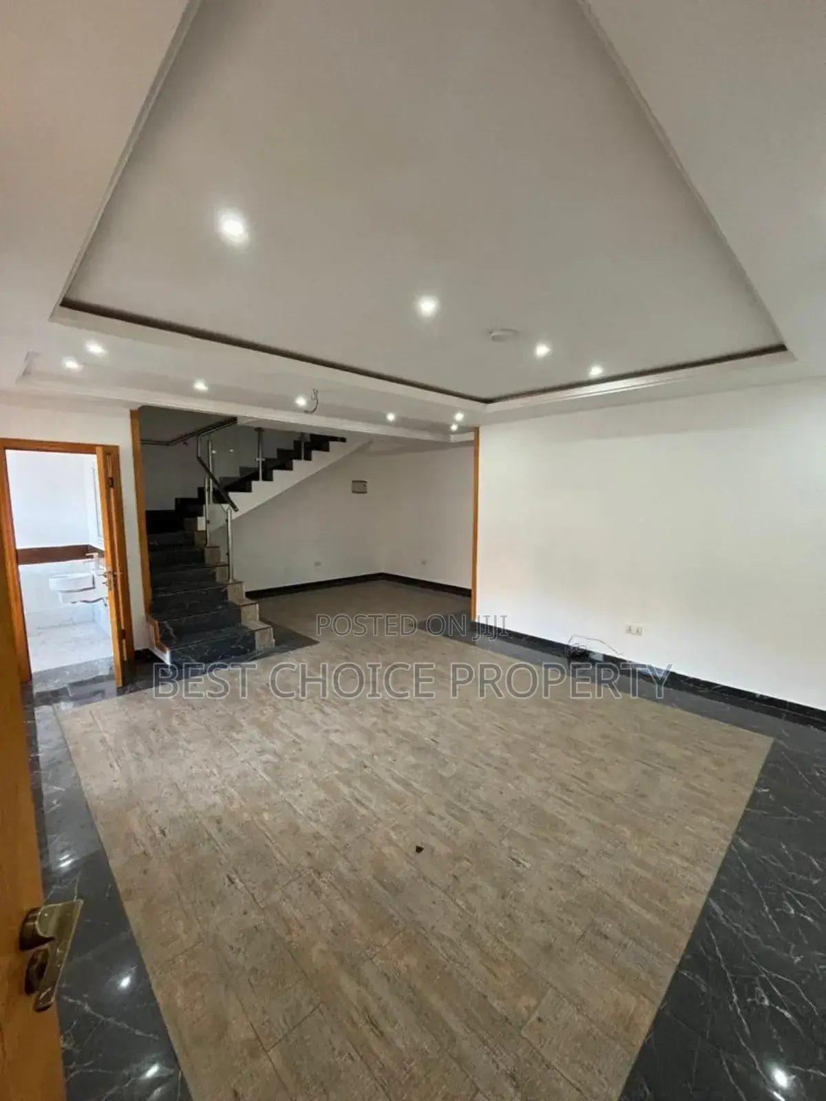 4bdrm Apartment in School Junction, Ashaley Botwe for rent