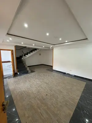 4bdrm Apartment in School Junction, Ashaley Botwe for rent