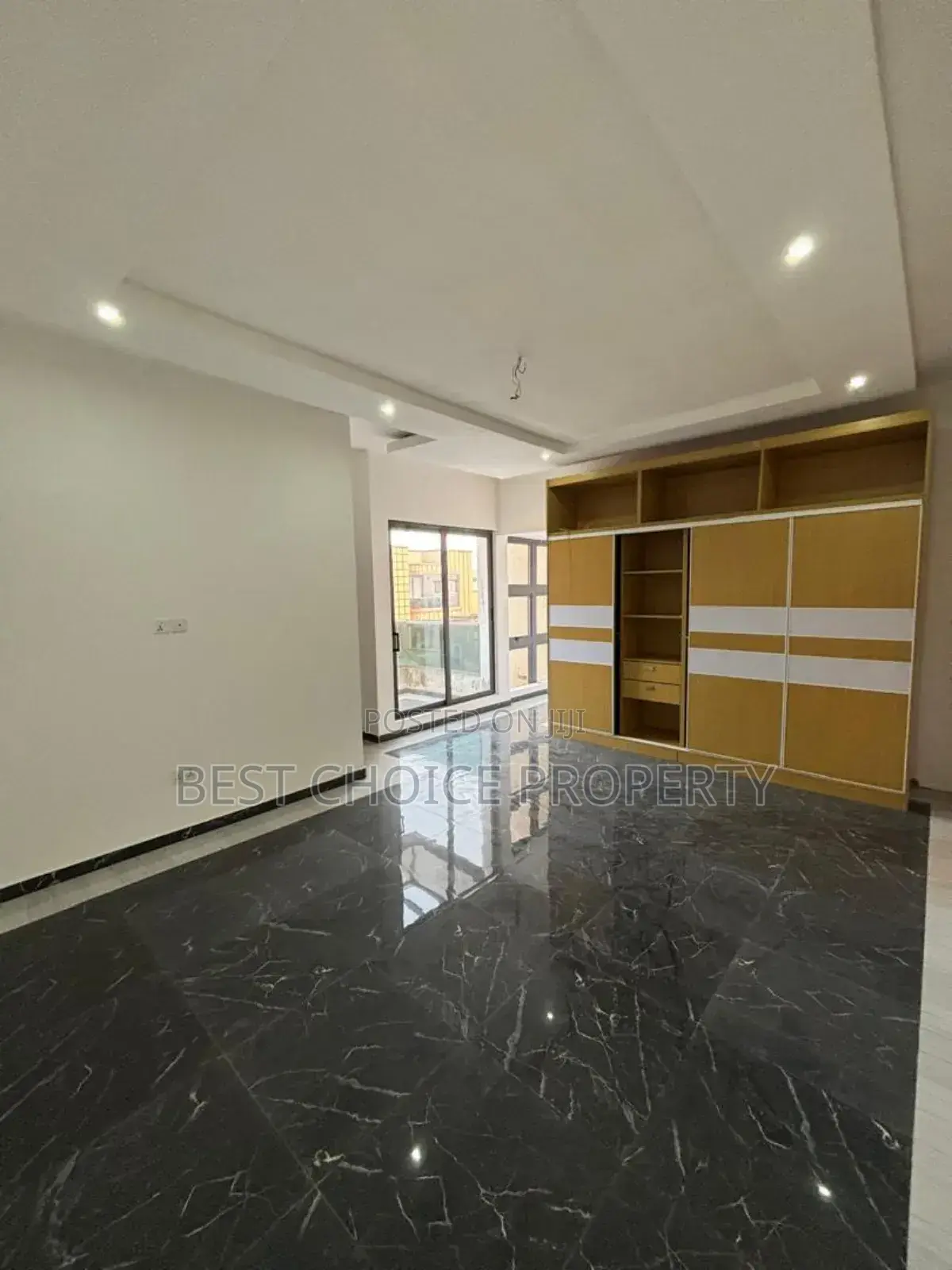 4bdrm Apartment in School Junction, Ashaley Botwe for rent