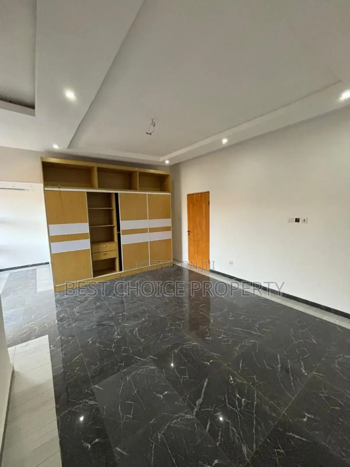 4bdrm Apartment in School Junction, Ashaley Botwe for rent