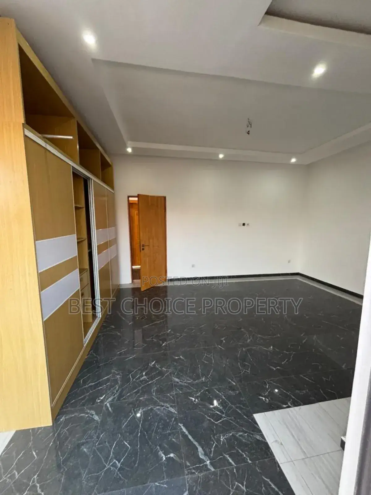 4bdrm Apartment in School Junction, Ashaley Botwe for rent
