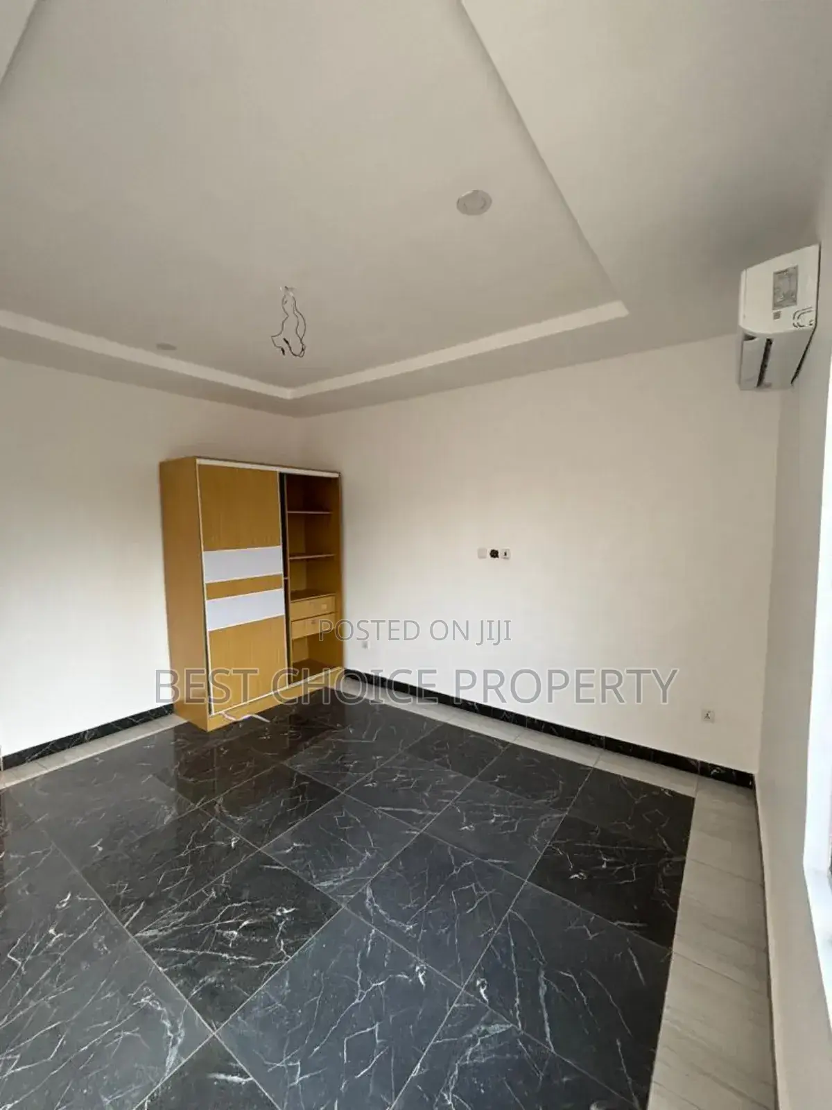 4bdrm Apartment in School Junction, Ashaley Botwe for rent