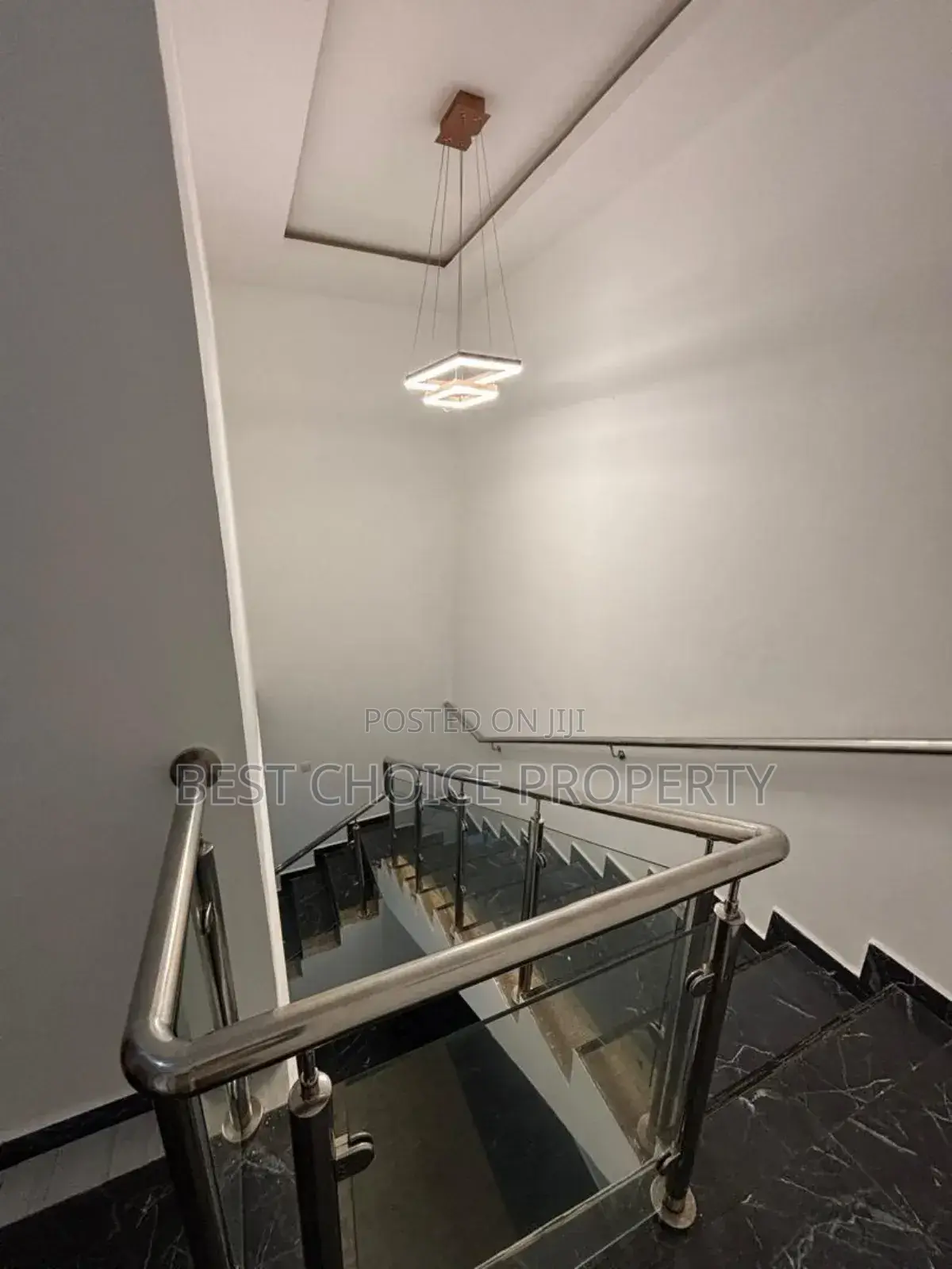 4bdrm Apartment in School Junction, Ashaley Botwe for rent