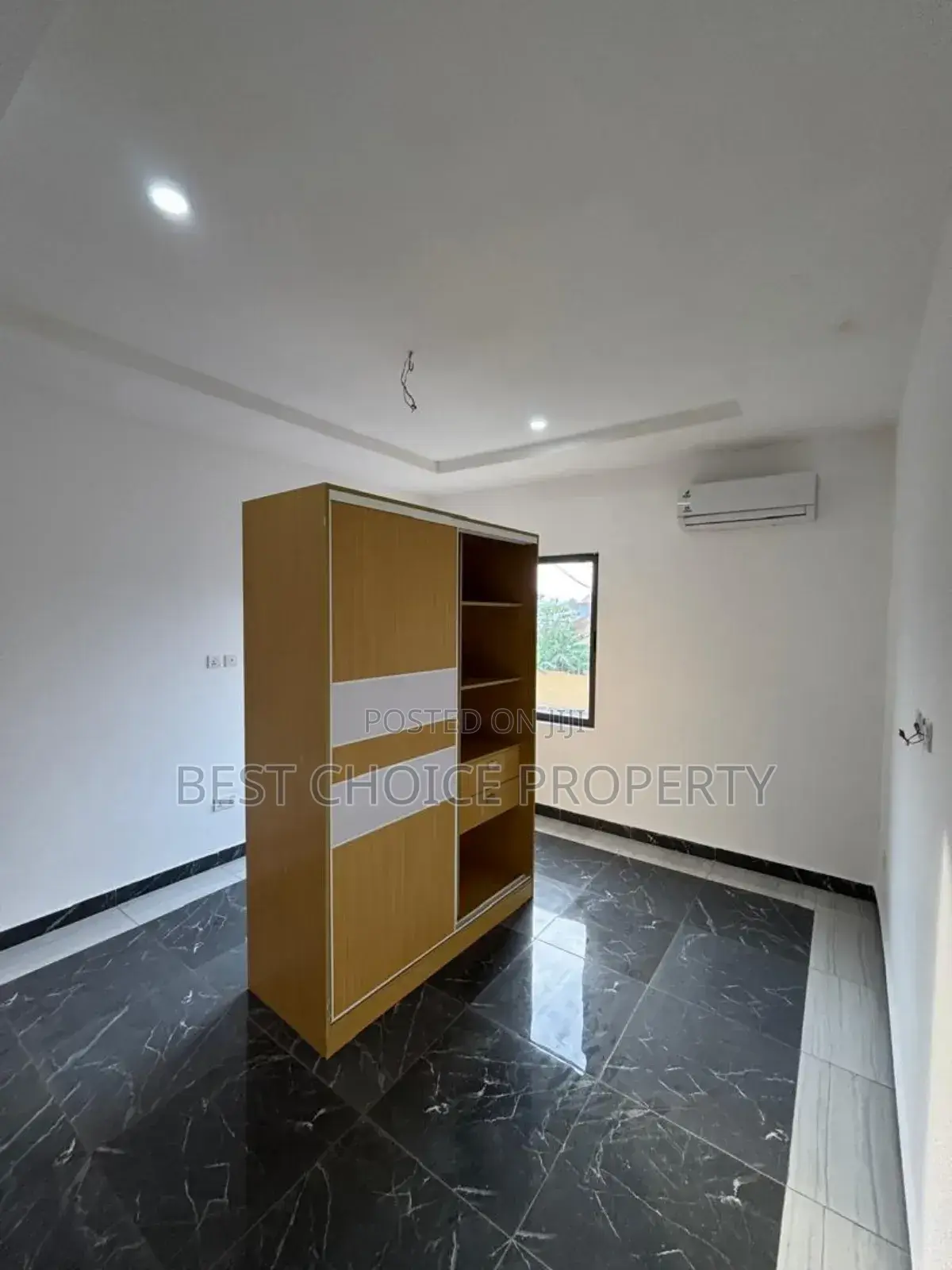 4bdrm Apartment in School Junction, Ashaley Botwe for rent
