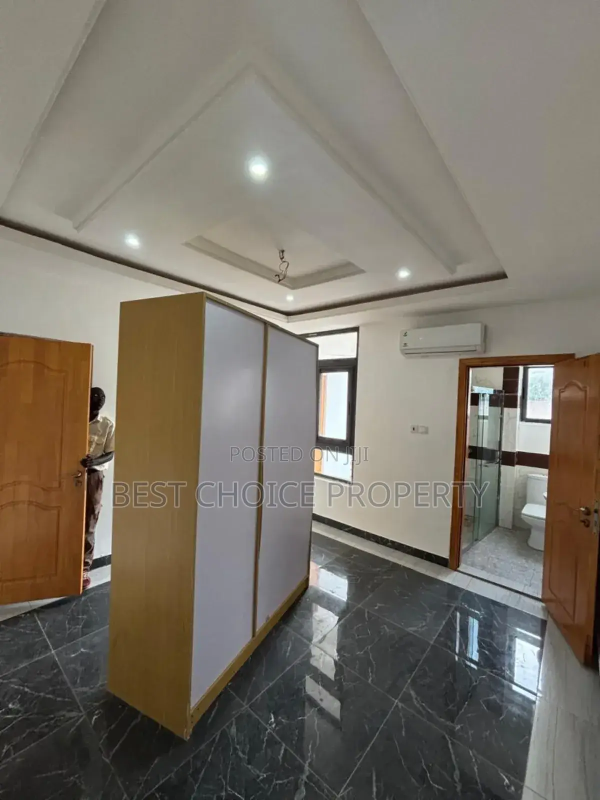 4bdrm Apartment in School Junction, Ashaley Botwe for rent