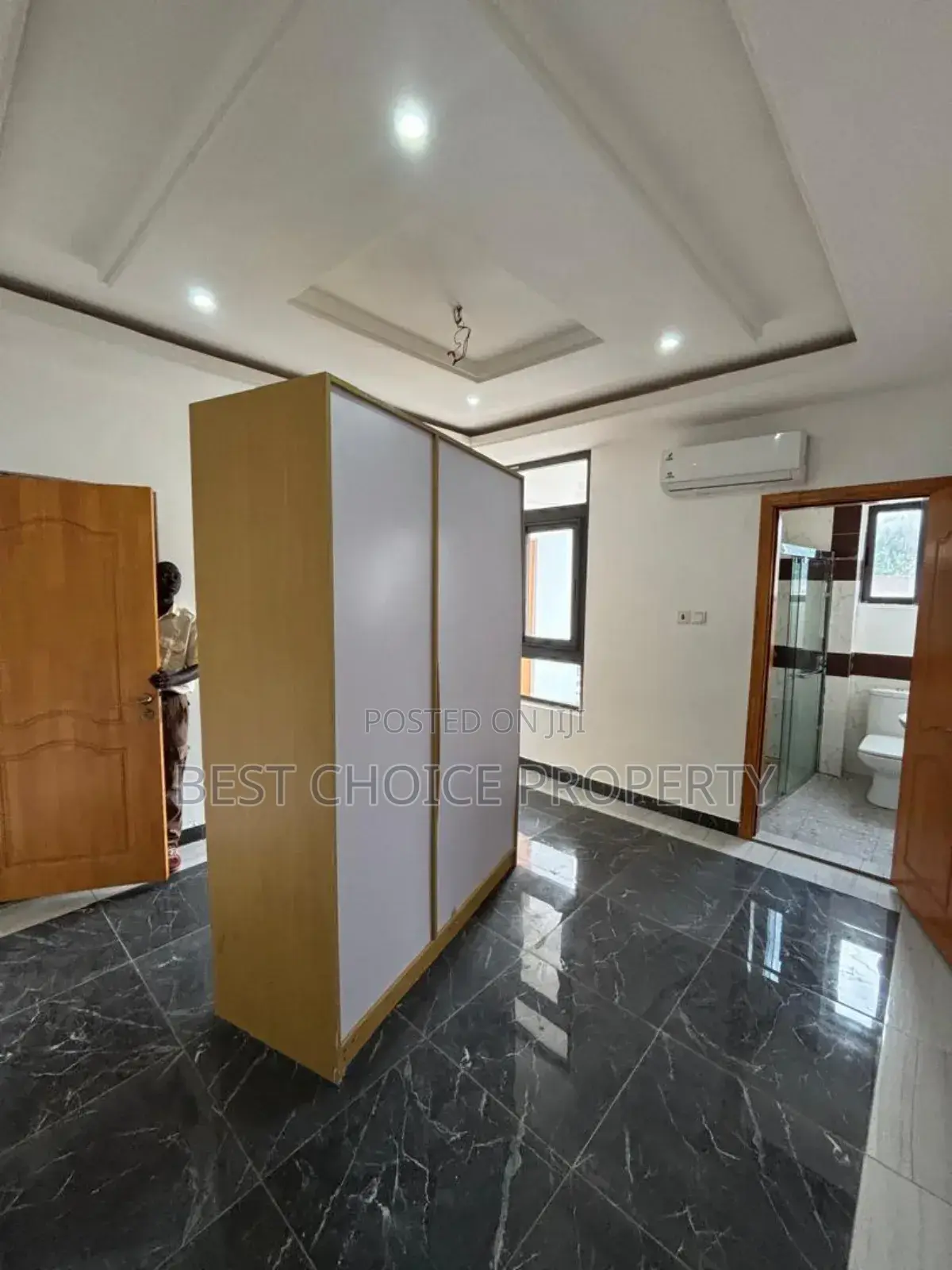4bdrm Apartment in School Junction, Ashaley Botwe for rent