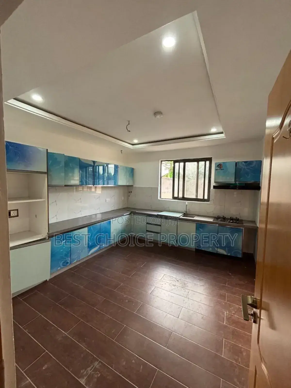 4bdrm Apartment in School Junction, Ashaley Botwe for rent