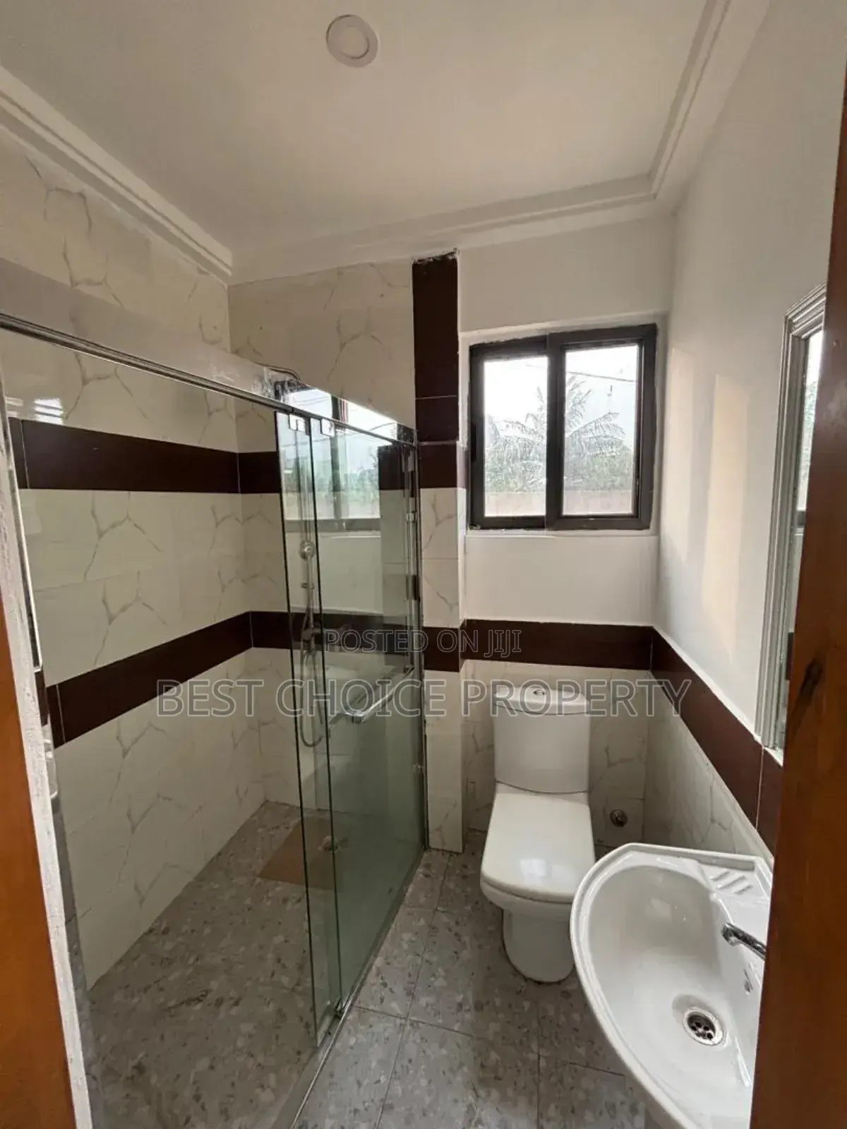 4bdrm Apartment in School Junction, Ashaley Botwe for rent