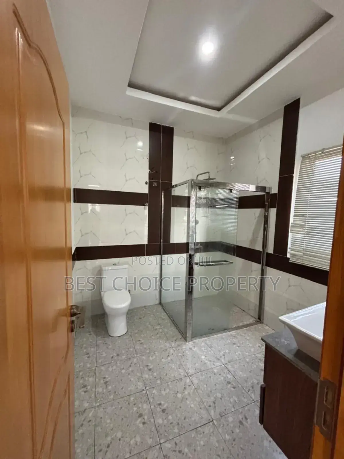 4bdrm Apartment in School Junction, Ashaley Botwe for rent