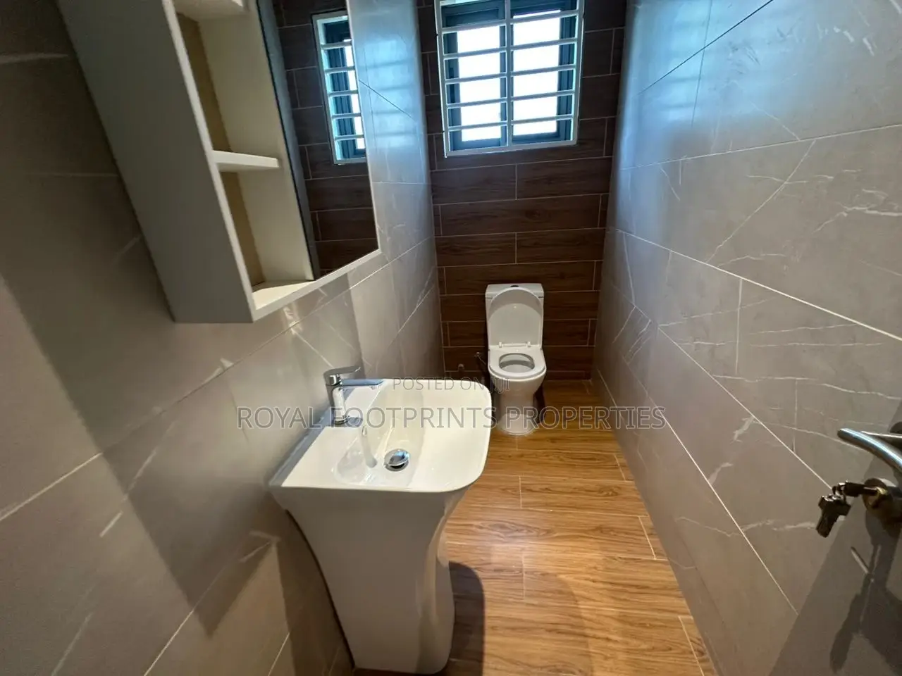 4bdrm House in Luxelooks Properties, Ashaley Botwe for rent