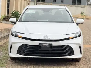 Toyota Camry SE 2025 White
