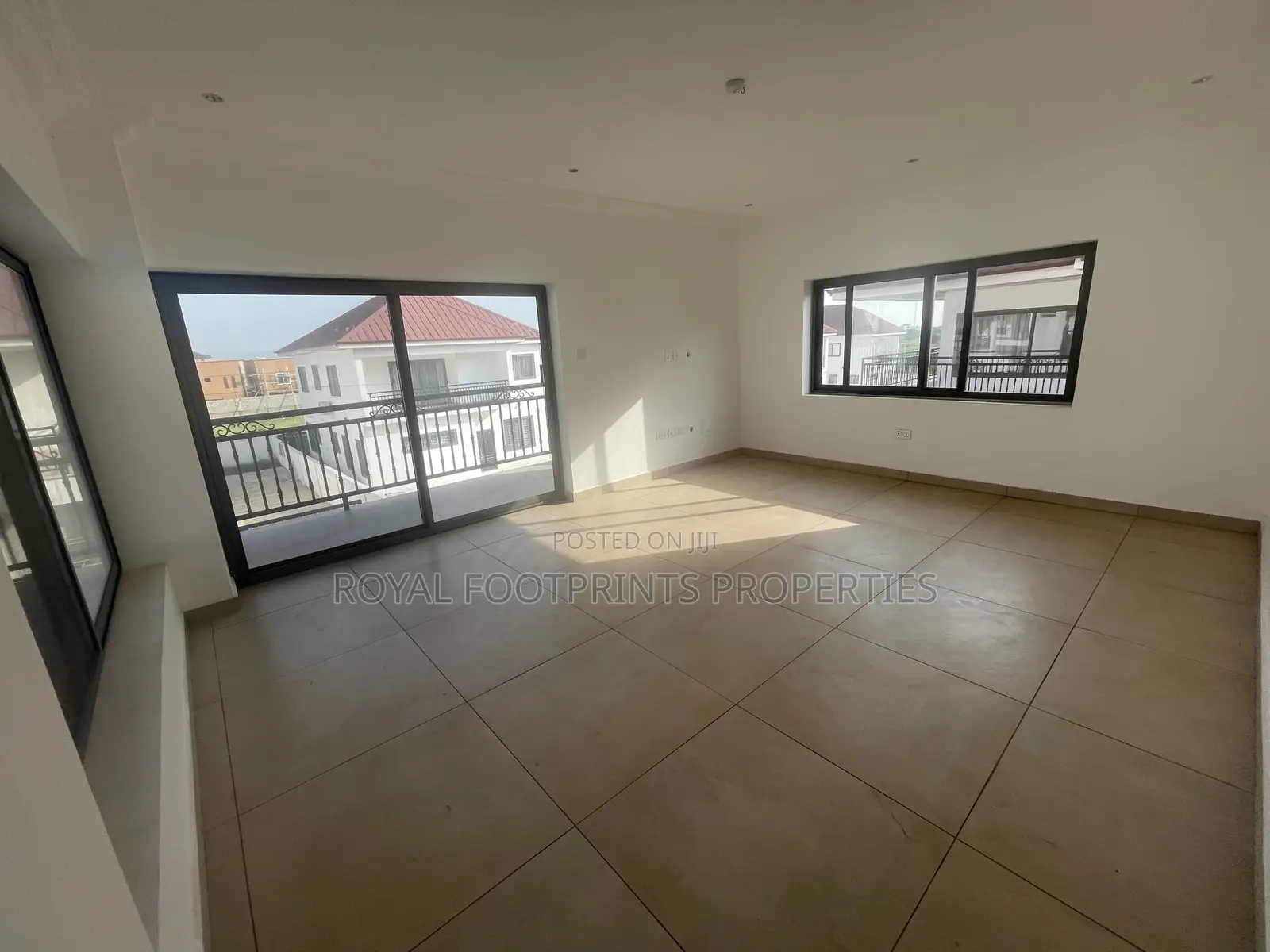 5bdrm House in Luxelooks Properties, Madina for rent