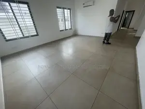 5bdrm House in Luxelooks Properties, Madina for rent
