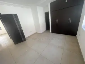 5bdrm House in Luxelooks Properties, Madina for rent