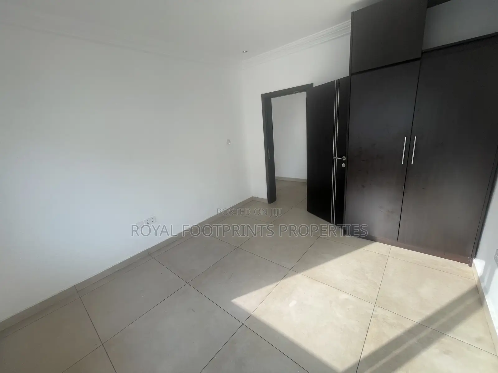 5bdrm House in Luxelooks Properties, Madina for rent