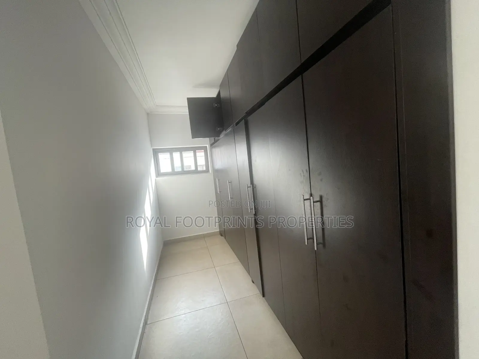5bdrm House in Luxelooks Properties, Madina for rent