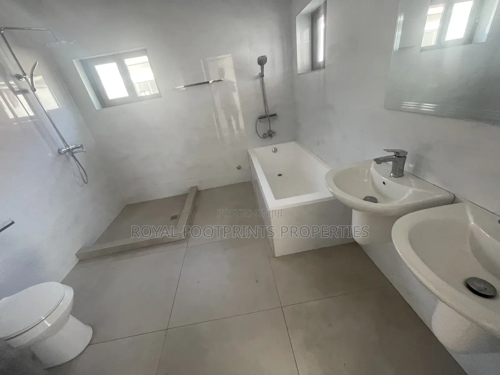 5bdrm House in Luxelooks Properties, Madina for rent
