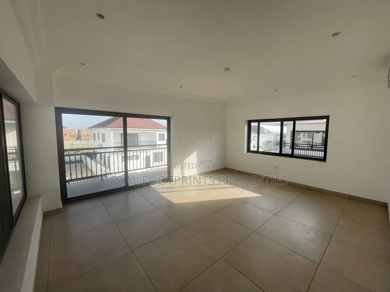 5bdrm House in Luxelooks Properties, Madina for rent
