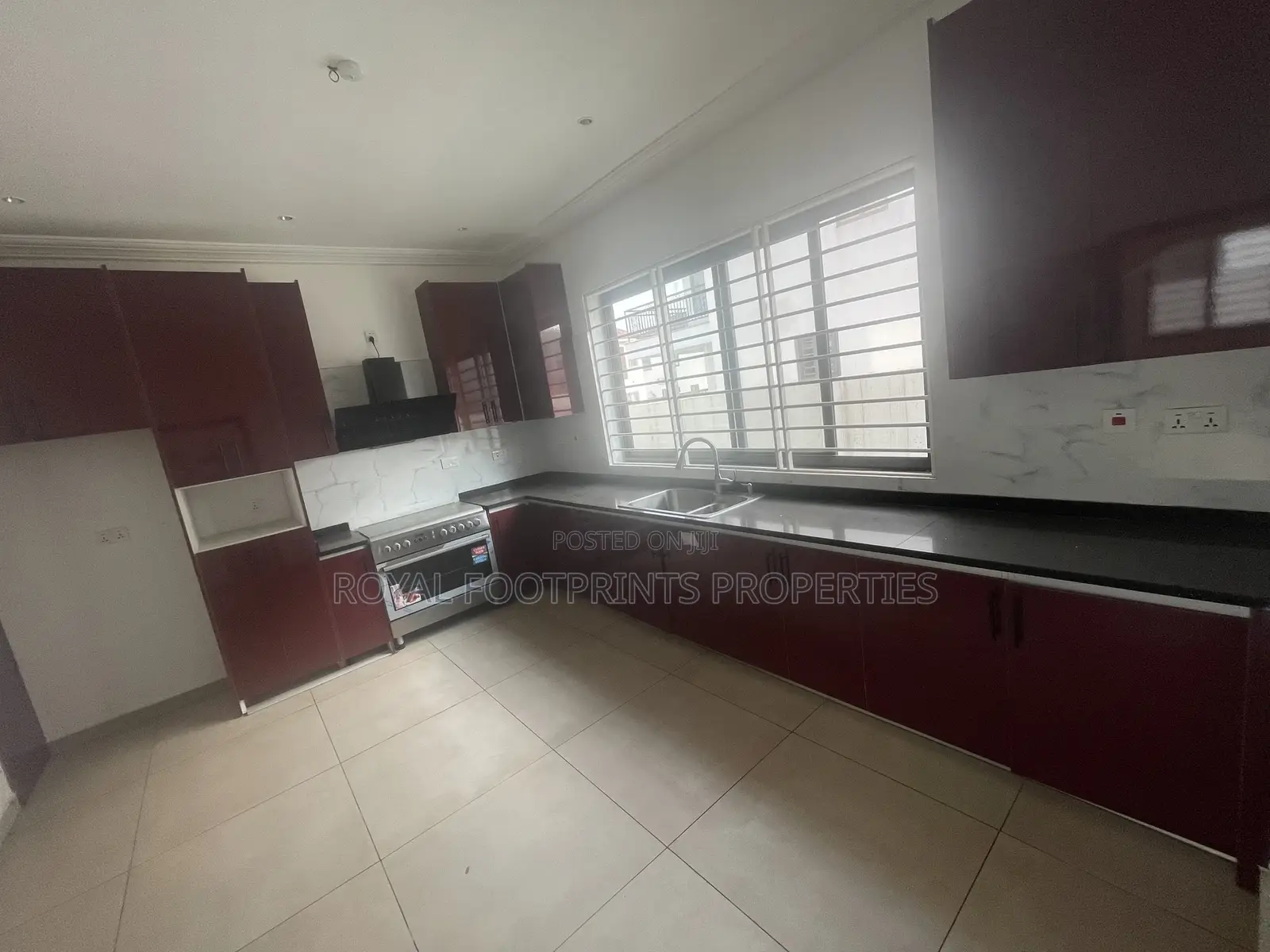 5bdrm House in Luxelooks Properties, Madina for rent