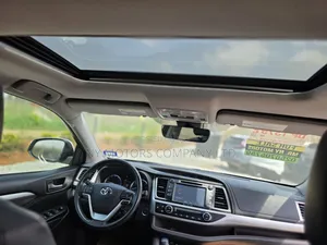 Toyota Highlander XLE 4x2 V6 (3.5L 6cyl 8A) 2018 White