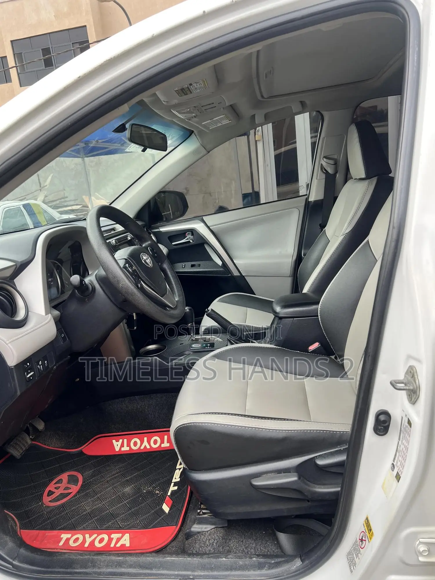 Toyota RAV4 XLE 4dr SUV AWD (2.5L 4cyl 6A) 2015 White
