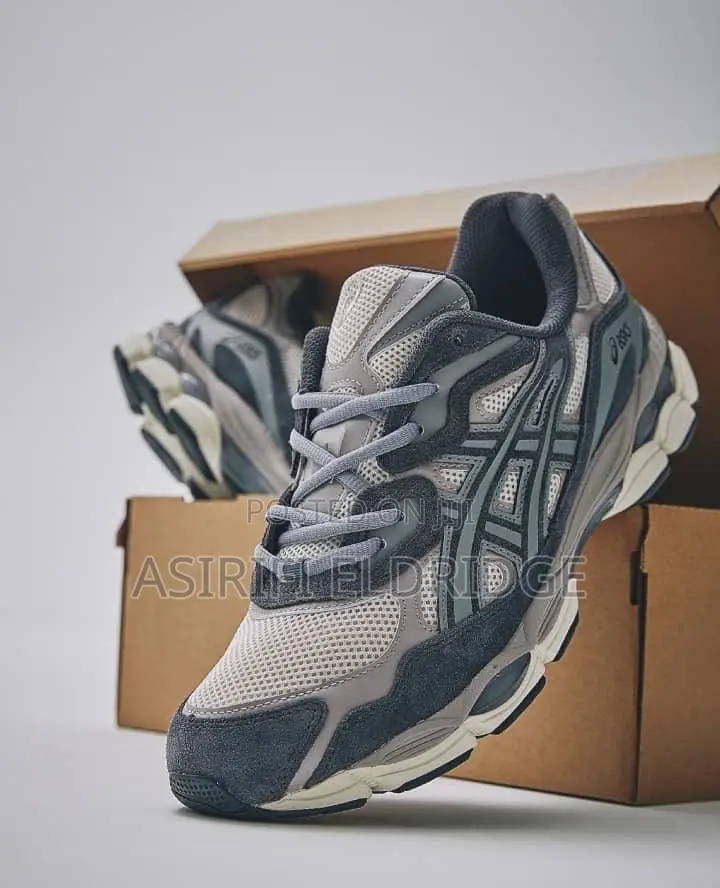 Asics Sneakers