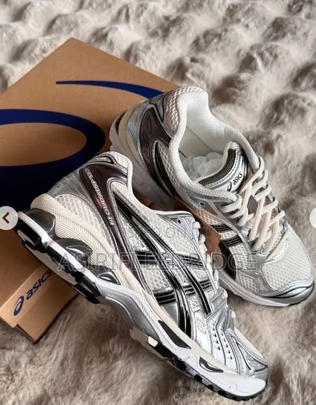 Asics Sneakers