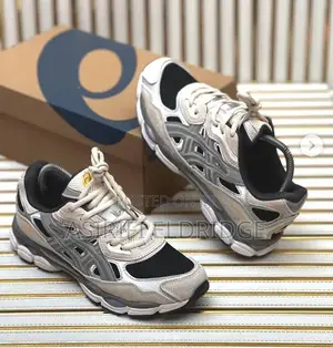 Asics Sneakers