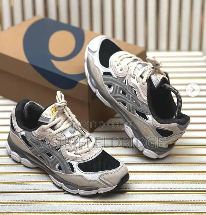 Asics Sneakers