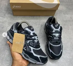 Asics Sneakers