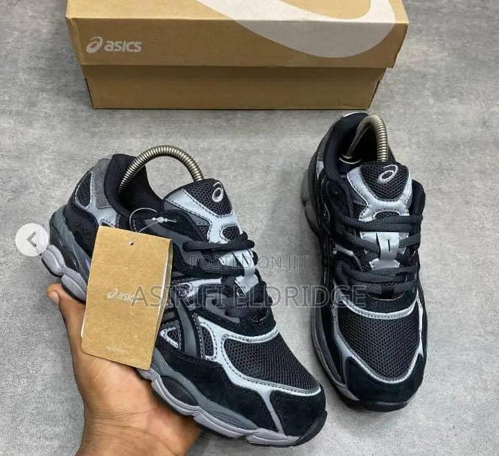 Asics Sneakers