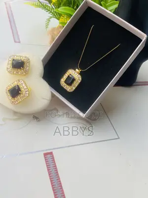 Exquisite Necklace With Earrings