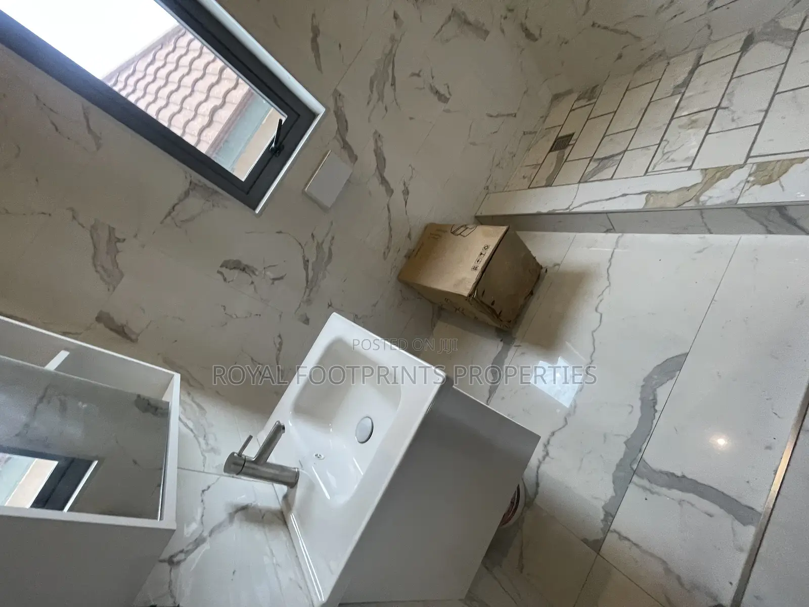 4bdrm House in Luxelooks Properties, East Legon for rent