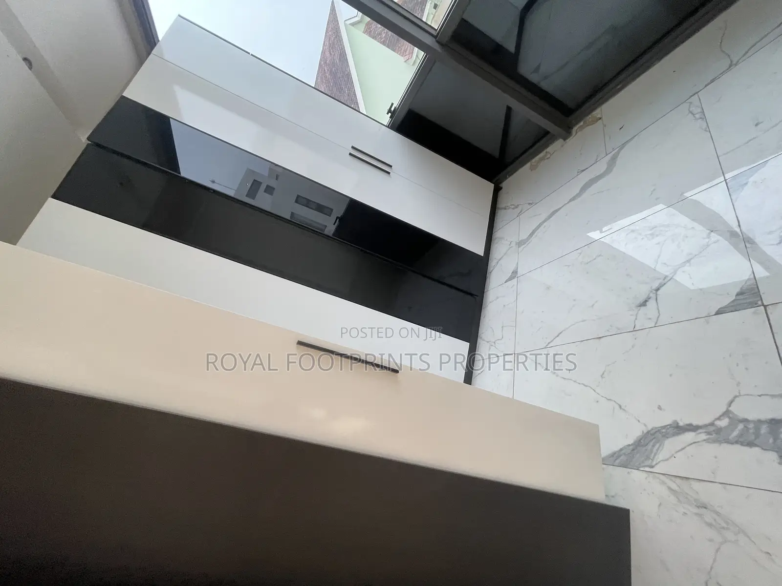 4bdrm House in Luxelooks Properties, East Legon for rent