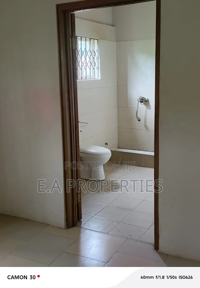 5bdrm House in E A Properties, Ghanata Area for sale