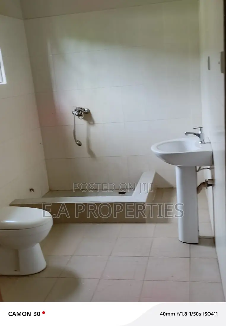 5bdrm House in E A Properties, Ghanata Area for sale