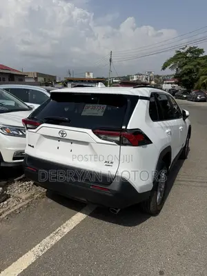 Toyota RAV4 LE 2025 White
