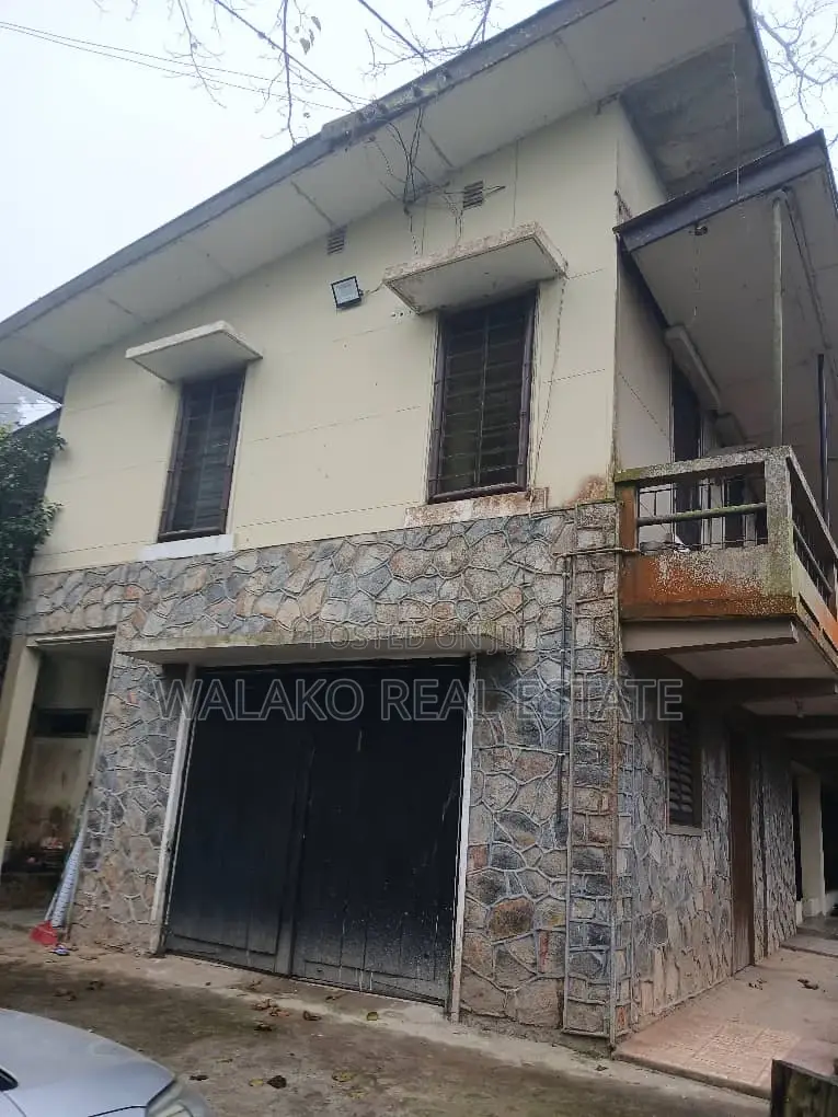 4bedroom House on 18plot of Land for Sale.