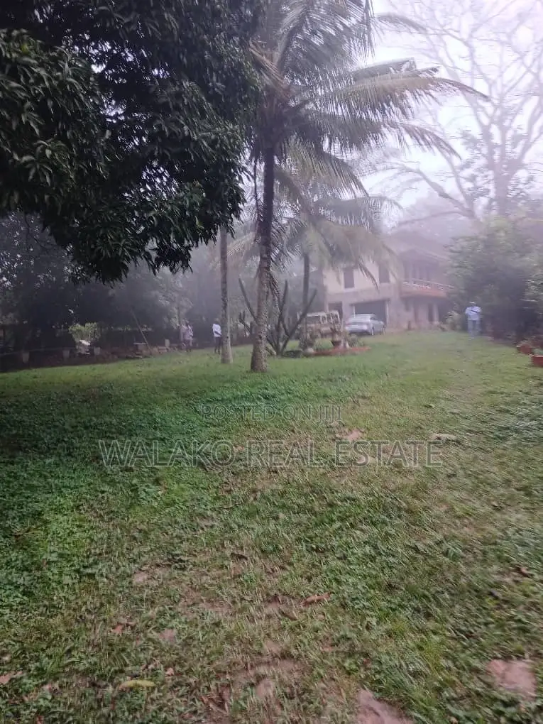 4bedroom House on 18plot of Land for Sale.