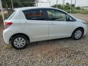 Toyota Vitz 1.3 FWD 3dr 2013 Pearl