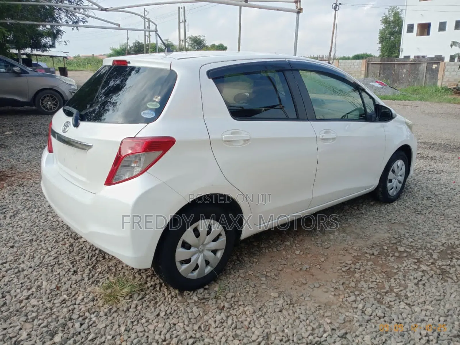 Toyota Vitz 1.3 FWD 3dr 2013 Pearl