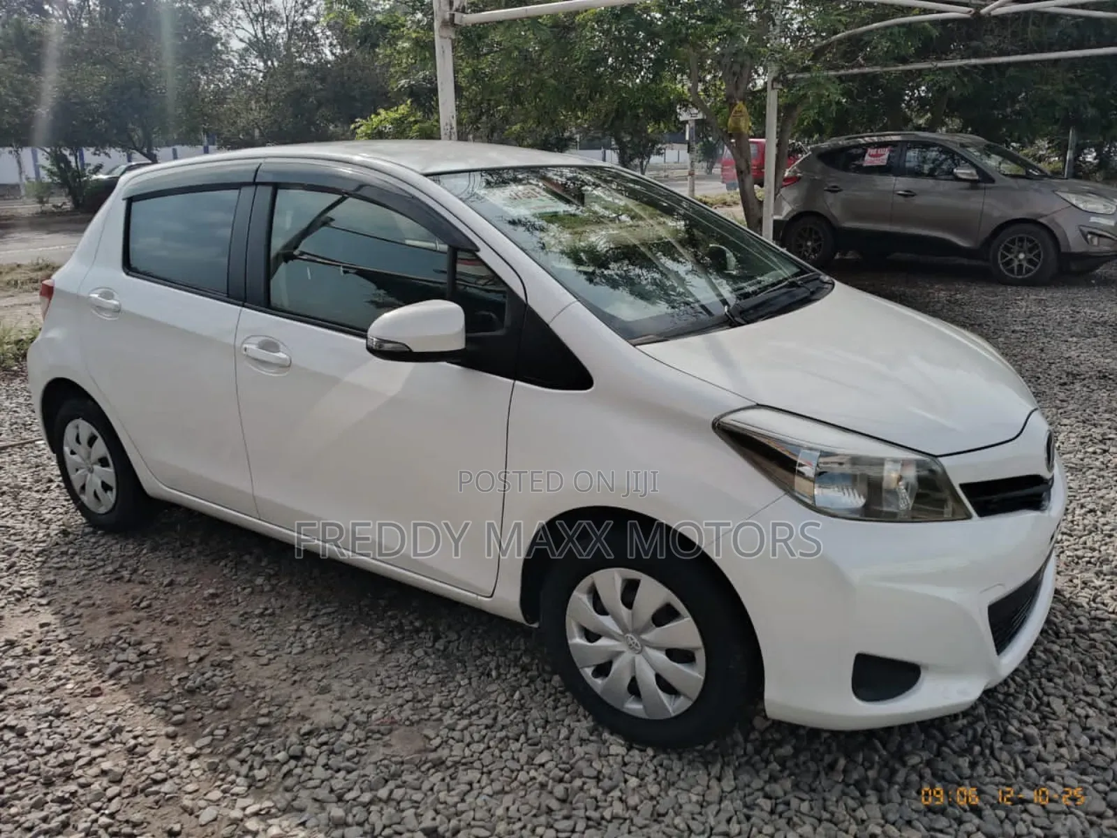 Toyota Vitz 1.3 FWD 3dr 2013 Pearl