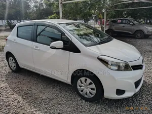 Toyota Vitz 1.3 FWD 3dr 2013 Pearl