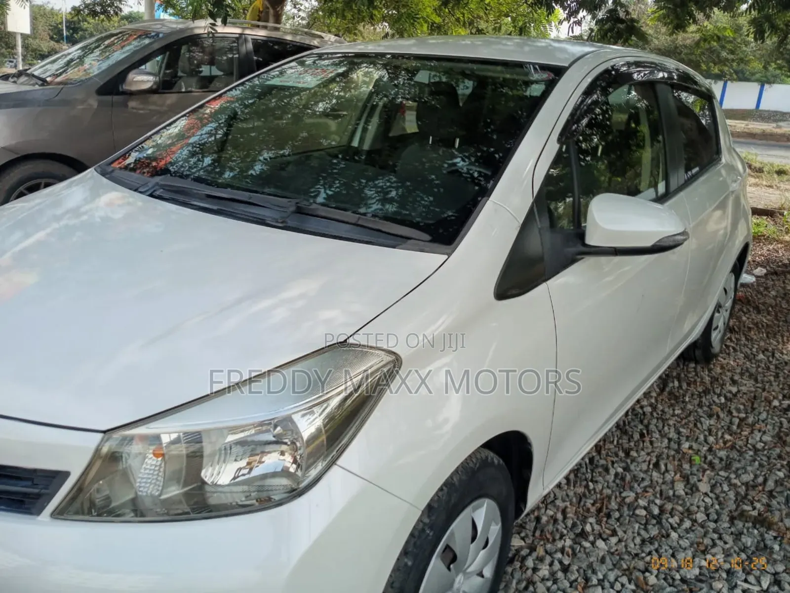 Toyota Vitz 1.3 FWD 3dr 2013 Pearl