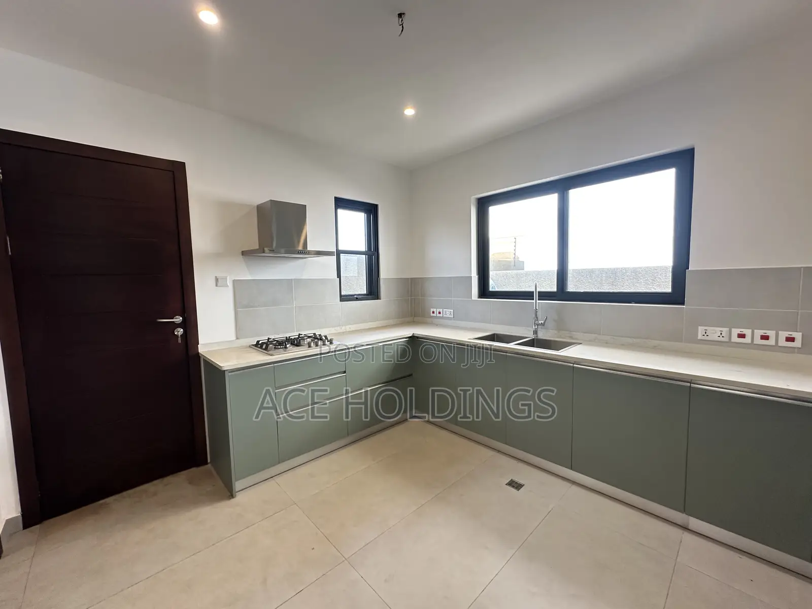 3bdrm Townhouse/Terrace in Community 25, Tema Metropolitan for sale