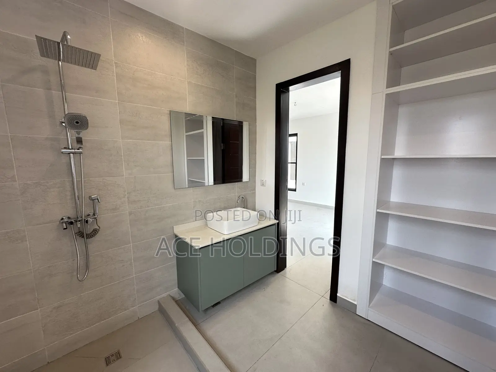 3bdrm Townhouse/Terrace in Community 25, Tema Metropolitan for sale